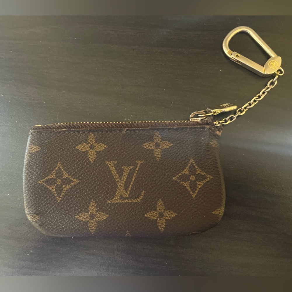 AUTHENTIC LV keychain wallet.